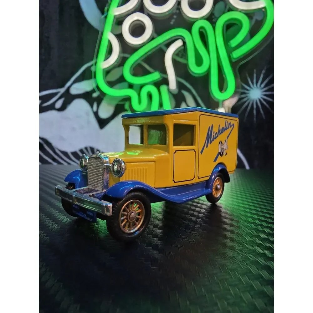 Lledo Days Gone 1934 Ford Model A Van Michelin DG 7 DG 69 1983
